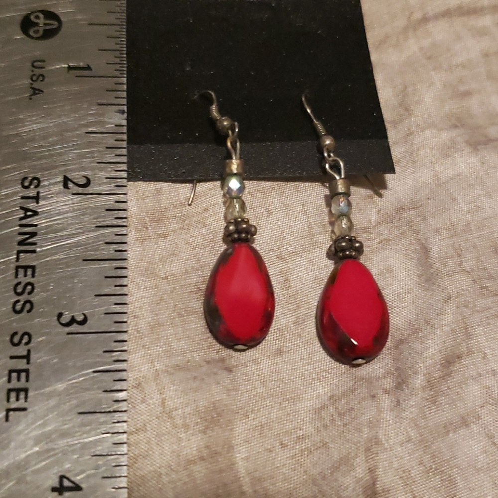 Red dangling earrings - Picture 2 of 2